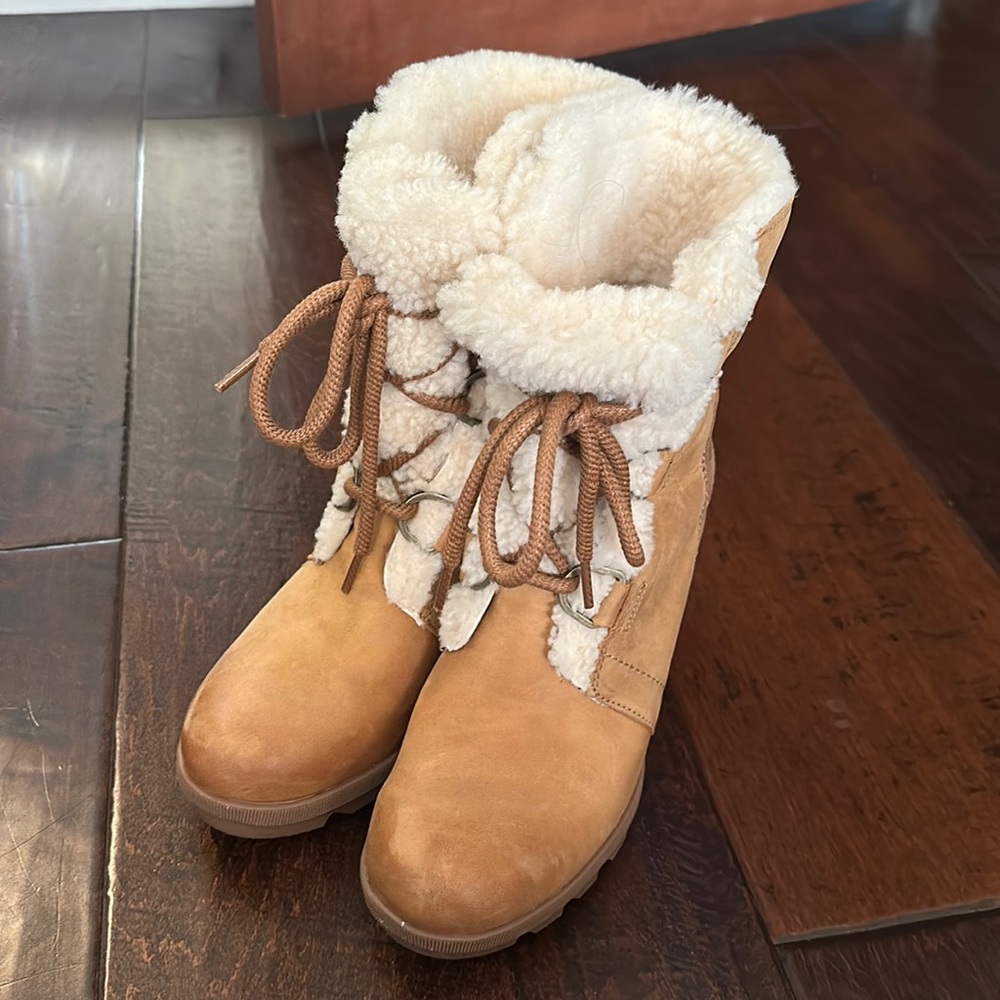 Sorel Joan Of Arctic Wedge II Shearling Luxe Boot in Camel Brown Size 9